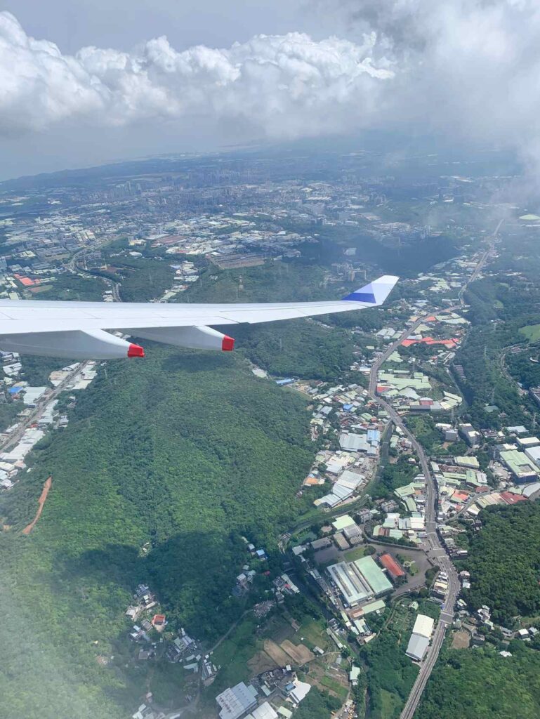 台湾に向かう飛行機の窓から、見えてきた台湾本土を見下ろした写真です。