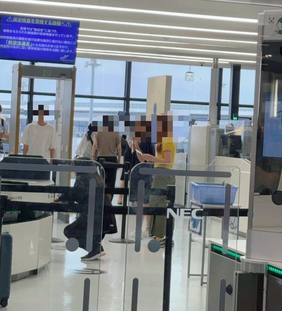 成田空港出発ロビー保安検査場の写真です