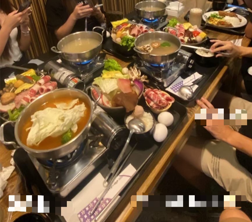 台湾の火鍋屋さんの写真です。美味しそうな鍋が並んでいます。一人一つの鍋です。