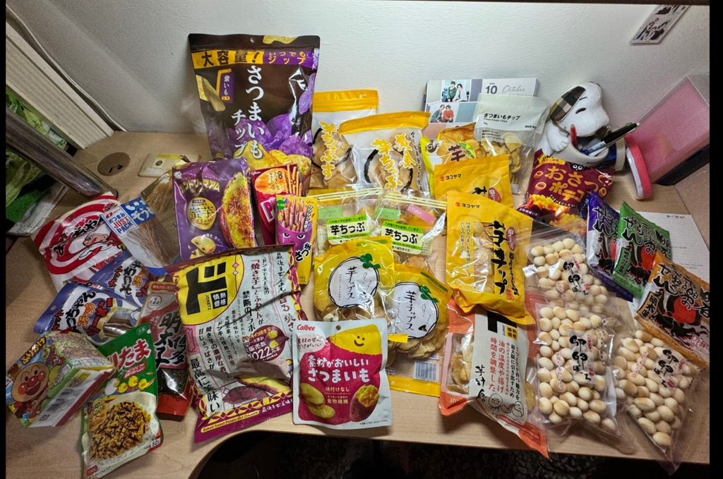 日本から台湾にいる娘の花に向けて送った荷物の写真。大量のお菓子が写っている画像です。