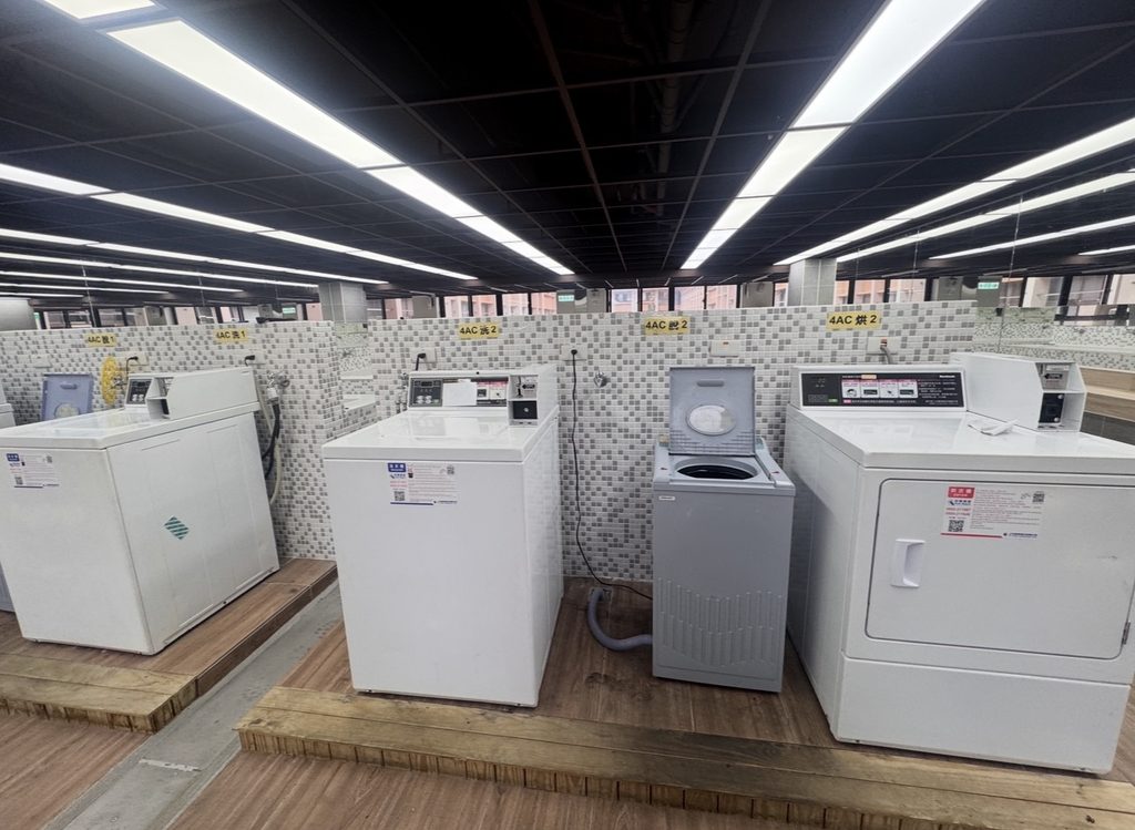 台湾の大学寮の共用洗濯室。コイン式の洗濯機や乾燥機、脱水機が並んでいる。