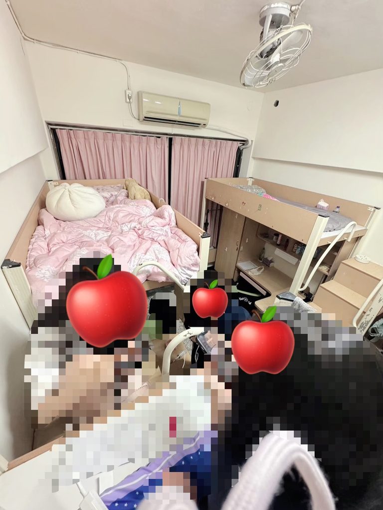 寮のベッドの上でくつろぐ様子。天井には扇風機とエアコン