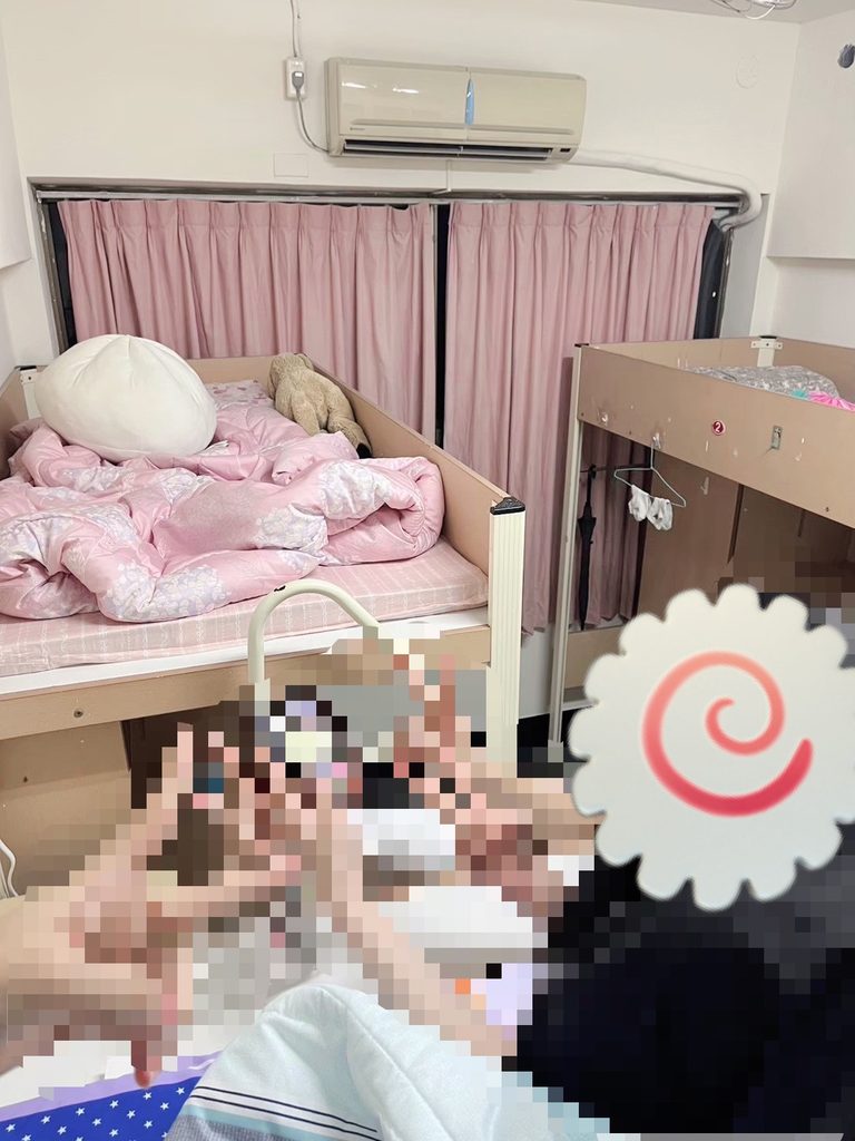 ピンクの布団を敷いた寮のベッドの上で過ごす様子