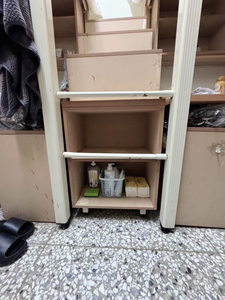 ベッドへ上がる階段。段の中も収納になっている