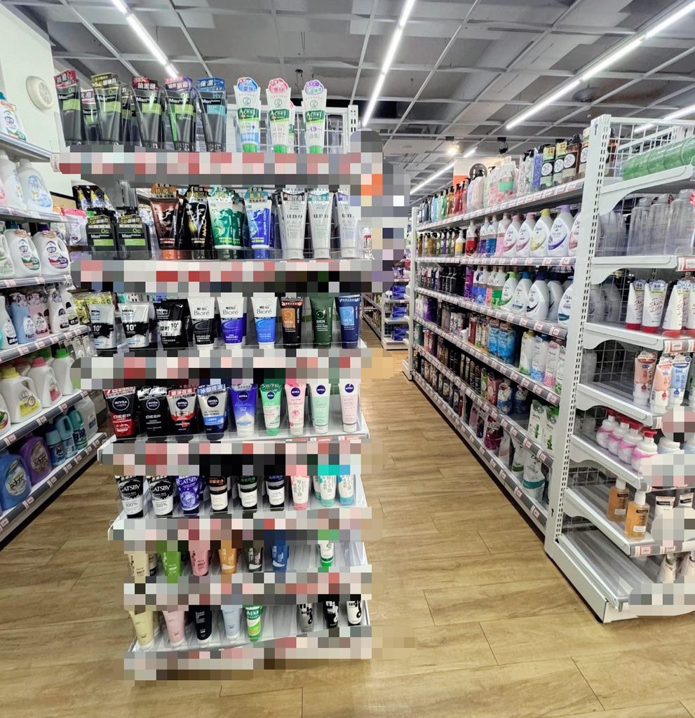 日用品がずらりと並ぶ、台湾の大学内のお店の通路