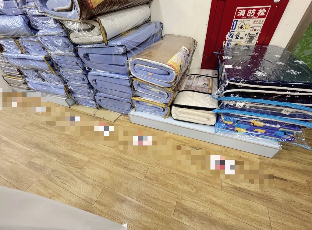 大学内のお店で売られているマットレスや布団などの寝具