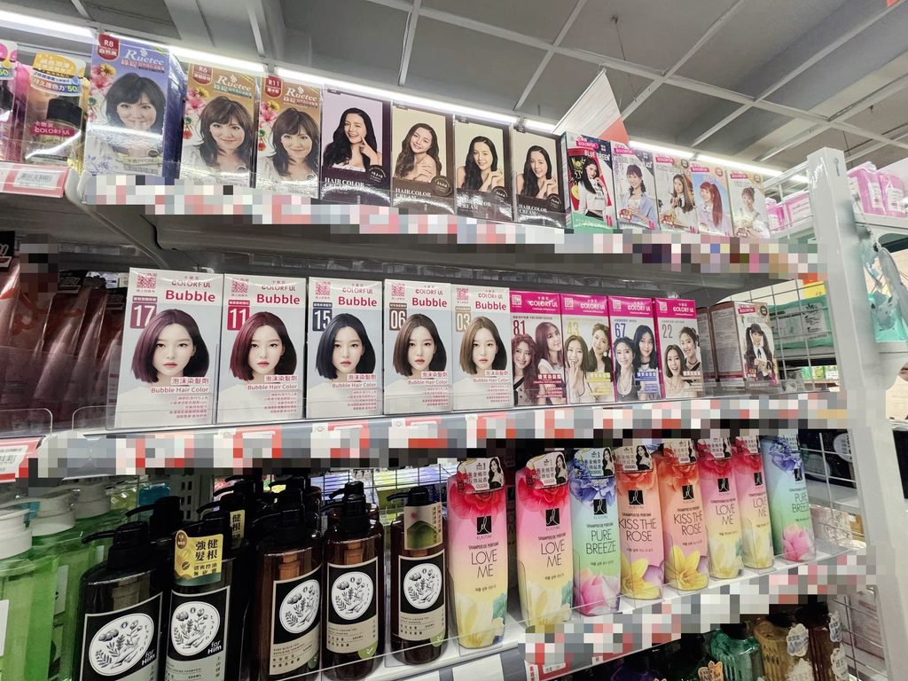 大学内のお店のヘアカラーとヘアケア用品の棚