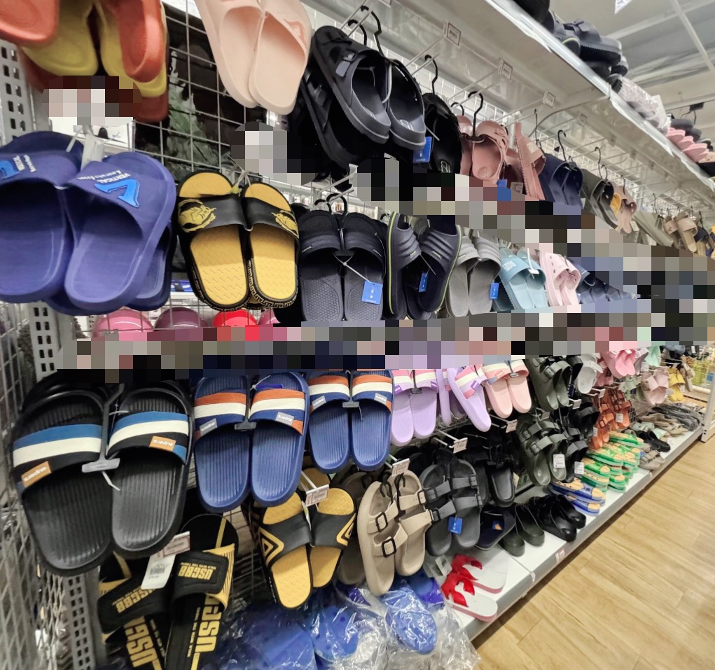寮で使うサンダルやスリッパが並ぶ大学内のお店の売り場