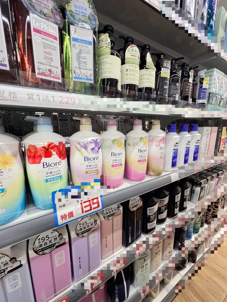 大学内のお店のシャンプーとボディソープの棚。日本のビオレも並んでいる