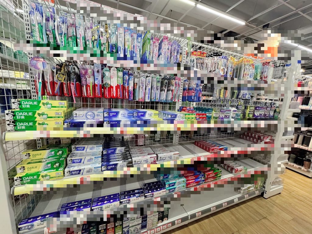 台湾の大学内のお店に並ぶ歯ブラシと歯みがき粉の棚